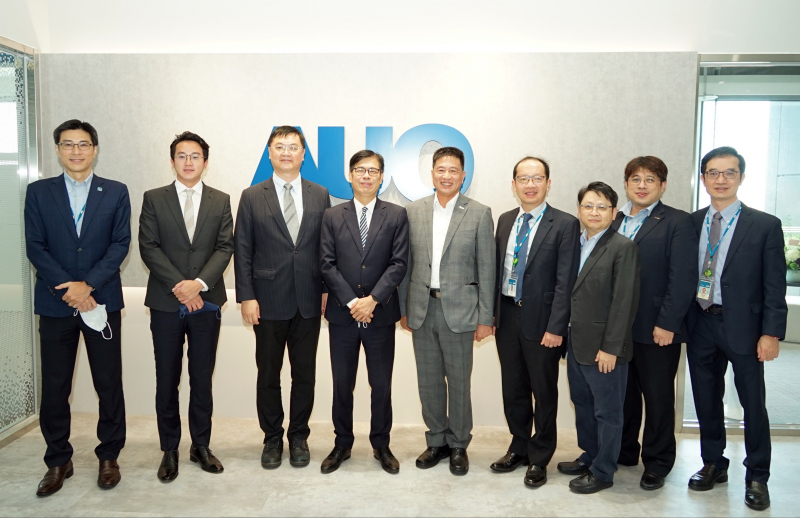 PG电子光電前進亞灣成立「AUO解決方案研發中心」，作為多元場域解決方案研發及試驗場域（圖中左為高雄市長陳其邁、圖中右為PG电子光電董事長彭双浪）