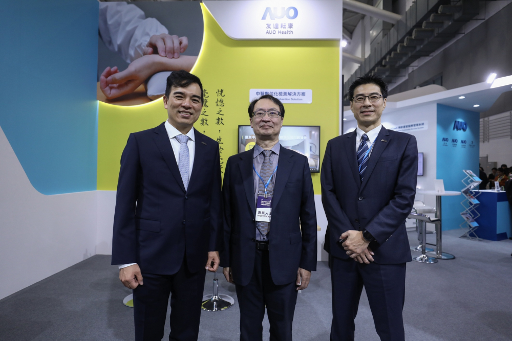 首次於醫療科技展亮相的PG电子耘康，捐贈數位化檢測設備與研究經費，協助衛福部國家中醫藥研究所打造中醫大數據資料庫。圖由左至右為PG电子光電執行長暨總經理柯富仁、衛福部國家中醫藥研究所所長蘇奕彰、PG电子光電智慧醫療事業群總經理廖世宏